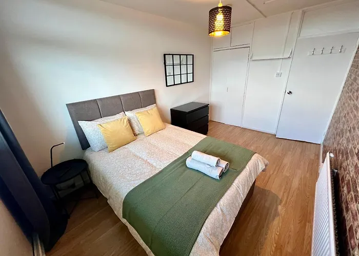 New Tower Bridge , Canada Water 2 Bedroom Flat With A View