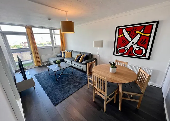 New Tower Bridge , Canada Water 2 Bedroom Flat With A View